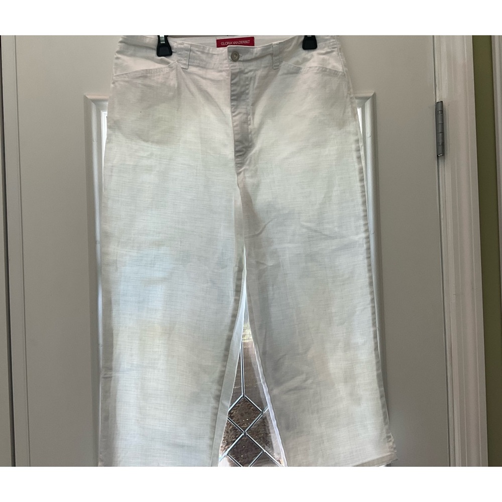 Nice Light Weight White Gloria Vanderbilt Capri Jeans  14